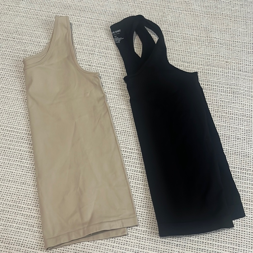 Two fitted tanks tops nude and black